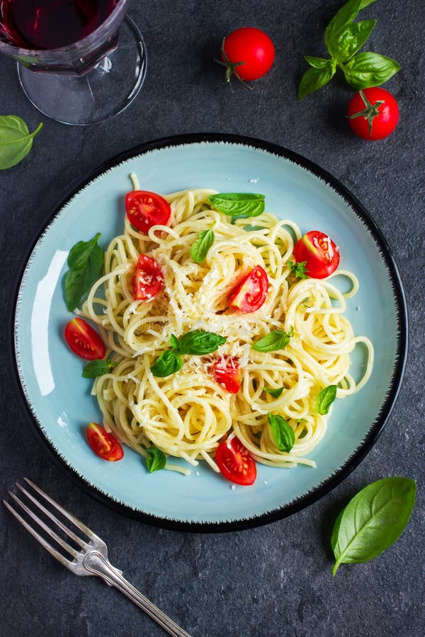 Ζυμαρικά Spaghetty με τις ντομάτες κερασιών, τα chees βασιλικού και παρμεζάνας στοκ εικόνα με δικαίωμα ελεύθερης χρήσης