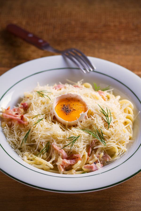 Ζυμαρικά καρβονάρα, μακαρόνια με pancetta, αυγό, τυρί parmesan και σάλτσα κρέμας Ζυμαρικά alla carbonara - ιταλικό πιάτο μαγειρικ στοκ εικόνα με δικαίωμα ελεύθερης χρήσης Ζυμαρικά καρβονάρα, μακαρόνια με pancetta, αυγό, τυρί parmesan και σάλτσα κρέμας Ζυμαρικά alla carbonara - ιταλικό πιάτο μαγειρικ στοκ εικόνα με δικαίωμα ελεύθερης χρήσης