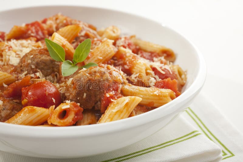 ζυμαρικά κεφτών penne στοκ εικόνα ζυμαρικά κεφτών penne στοκ εικόνα