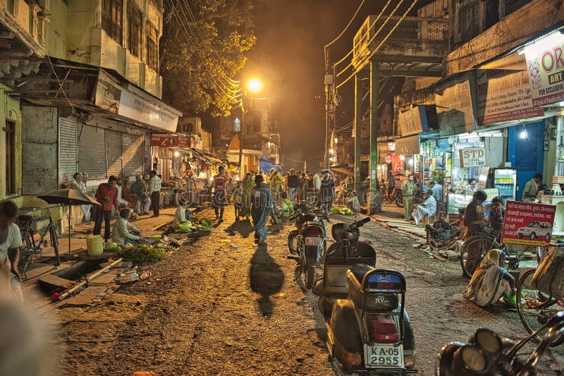 ζωή στους στενούς δρόμους της αρχαίας πόλης varanasi στοκ φωτογραφίες με δικαίωμα ελεύθερης χρήσης