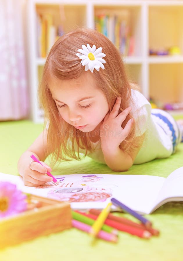 Ζωγραφική κοριτσιών Preschooler με το ζωηρόχρωμο μολύβι στοκ εικόνες