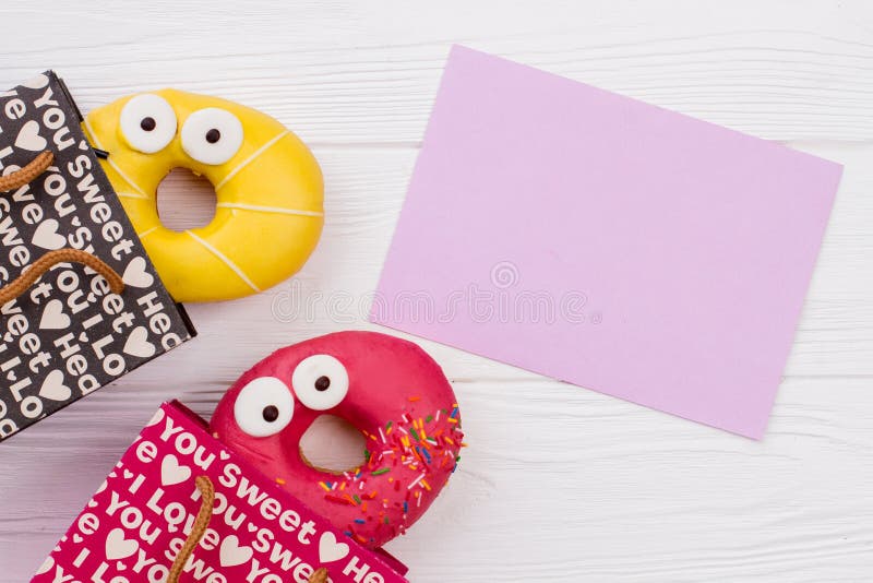 Ζωηρόχρωμα donuts στις τσάντες αγορών εγγράφου στοκ εικόνες Ζωηρόχρωμα donuts στις τσάντες αγορών εγγράφου στοκ εικόνες