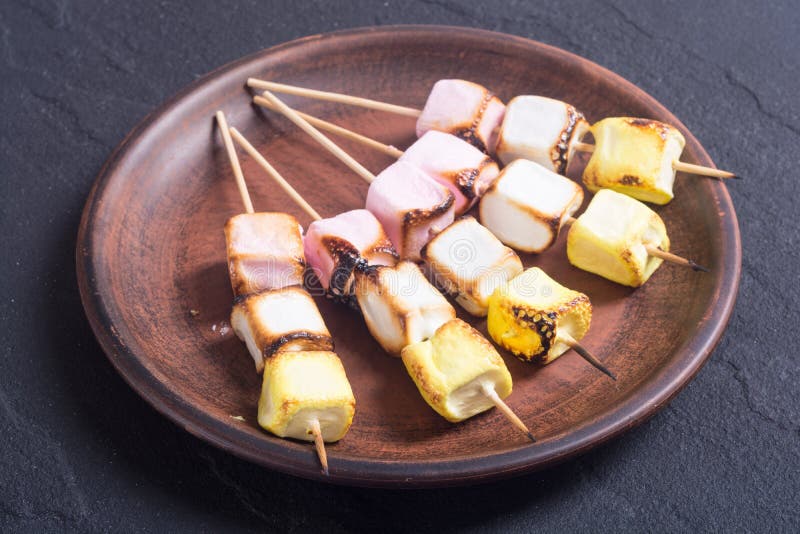 Ζωηρόχρωμα marshmallow οβελίδια στοκ εικόνες με δικαίωμα ελεύθερης χρήσης Ζωηρόχρωμα marshmallow οβελίδια στοκ εικόνες με δικαίωμα ελεύθερης χρήσης