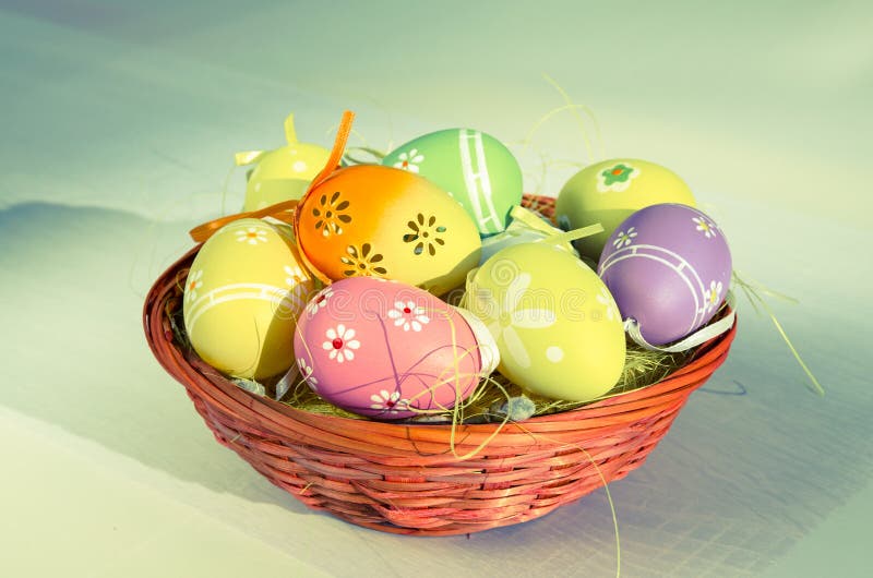 Ζωηρόχρωμα αυγά Πάσχας στην αναδρομική επίδραση καλαθιών