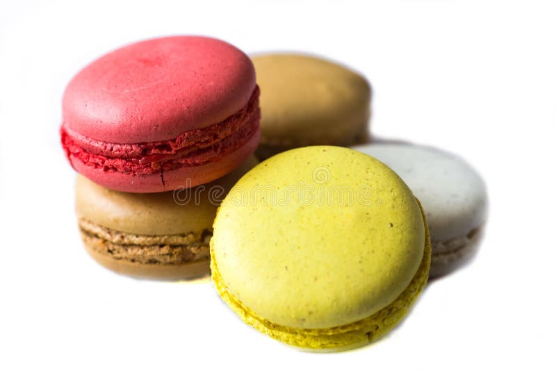 Ζωηρόχρωμα γαλλικά macaroons στο μπλε παρουσιάζουν κοντά επάνω την άποψη στοκ εικόνες Ζωηρόχρωμα γαλλικά macaroons στο μπλε παρουσιάζουν κοντά επάνω την άποψη στοκ εικόνες