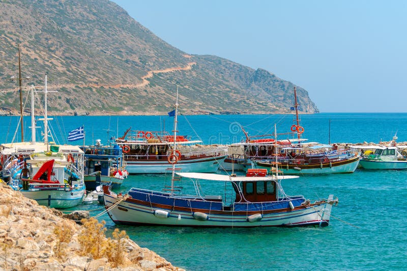 Ζωηρόχρωμα ελληνικά αλιευτικά σκάφη στοκ φωτογραφία με δικαίωμα ελεύθερης χρήσης