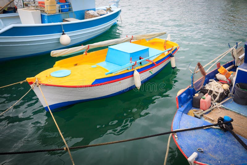 Ζωηρόχρωμα ελληνικά αλιευτικά σκάφη στοκ εικόνα με δικαίωμα ελεύθερης χρήσης