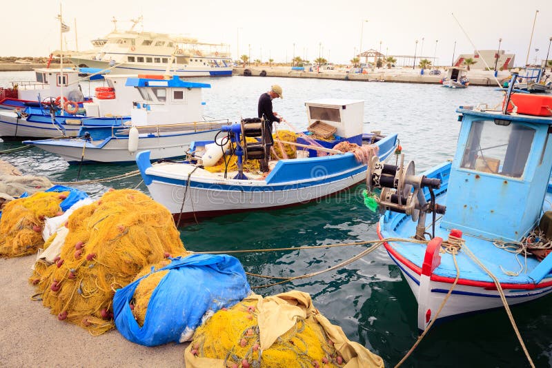 Ζωηρόχρωμα ελληνικά αλιευτικά σκάφη στοκ εικόνες