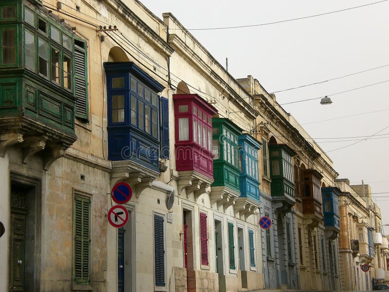 Ζωηρόχρωμα κατοικημένα μπαλκόνια σε Valletta, Μάλτα στοκ φωτογραφία με δικαίωμα ελεύθερης χρήσης Ζωηρόχρωμα κατοικημένα μπαλκόνια σε Valletta, Μάλτα στοκ φωτογραφία με δικαίωμα ελεύθερης χρήσης