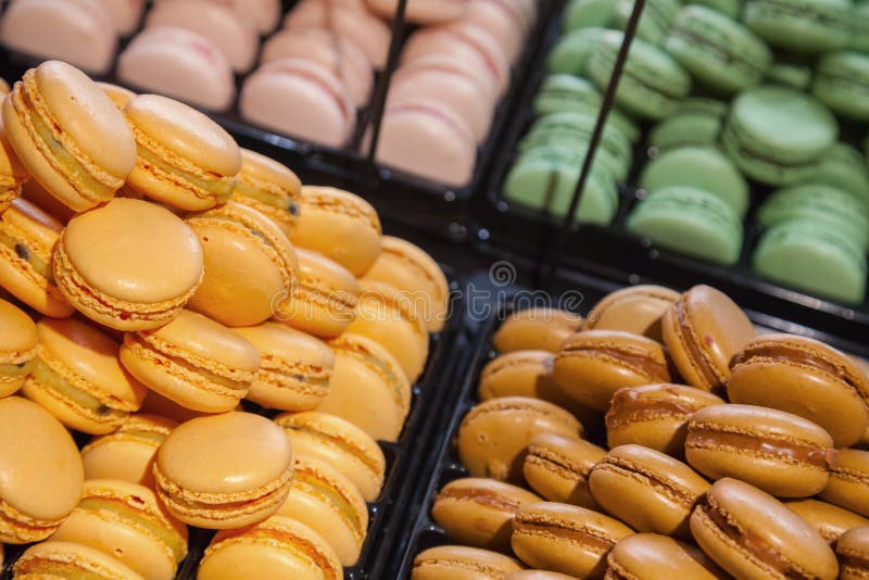 Ζωηρόχρωμα παραδοσιακά γαλλικά macarons στοκ φωτογραφίες