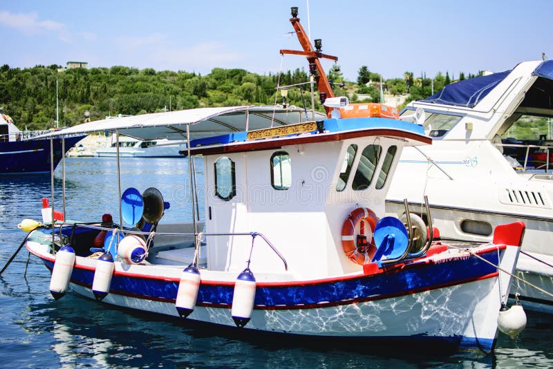 Ζωηρόχρωμα παραδοσιακά ελληνικά αλιευτικά σκάφη στο λιμένα της πόλης του Ληξουρίου στοκ εικόνα με δικαίωμα ελεύθερης χρήσης