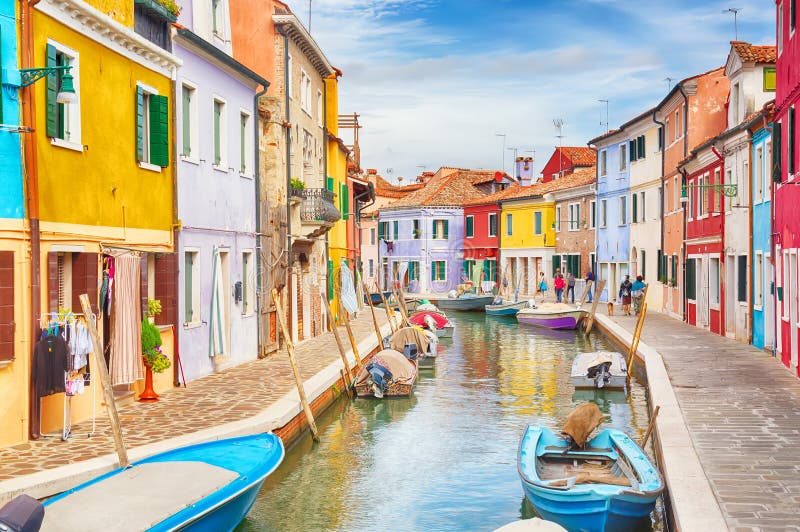 Ζωηρόχρωμα σπίτια με τις βάρκες στο νησί Burano με το νεφελώδη μπλε ουρανό κοντά στη Βενετία, Ιταλία Δημοφιλής και διάσημη θέση τ στοκ φωτογραφίες