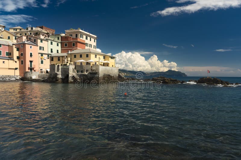 Ζωηρόχρωμα σπίτια στην προκυμαία, Boccadasse στοκ εικόνες Ζωηρόχρωμα σπίτια στην προκυμαία, Boccadasse στοκ εικόνες