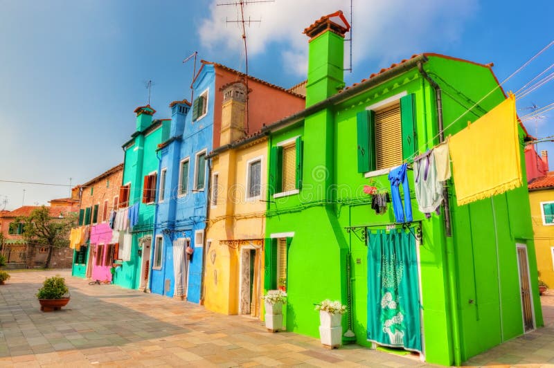 Ζωηρόχρωμα σπίτια στο νησί Burano, κοντά στη Βενετία, Ιταλία στοκ φωτογραφίες με δικαίωμα ελεύθερης χρήσης Ζωηρόχρωμα σπίτια στο νησί Burano, κοντά στη Βενετία, Ιταλία στοκ φωτογραφίες με δικαίωμα ελεύθερης χρήσης