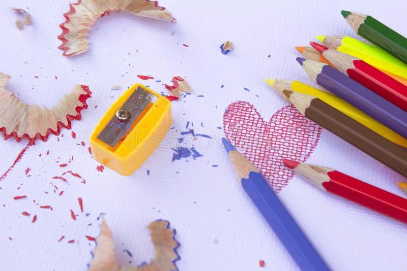 Ζωηρόχρωμη ομάδα κραγιονιών, sharpener και ξεσμάτων μολυβιών από το ακόνισμα σε ένα υπόβαθρο της Λευκής Βίβλου Έννοια πλαισίων εκ στοκ εικόνες με δικαίωμα ελεύθερης χρήσης Ζωηρόχρωμη ομάδα κραγιονιών, sharpener και ξεσμάτων μολυβιών από το ακόνισμα σε ένα υπόβαθρο της Λευκής Βίβλου Έννοια πλαισίων εκ στοκ εικόνες με δικαίωμα ελεύθερης χρήσης