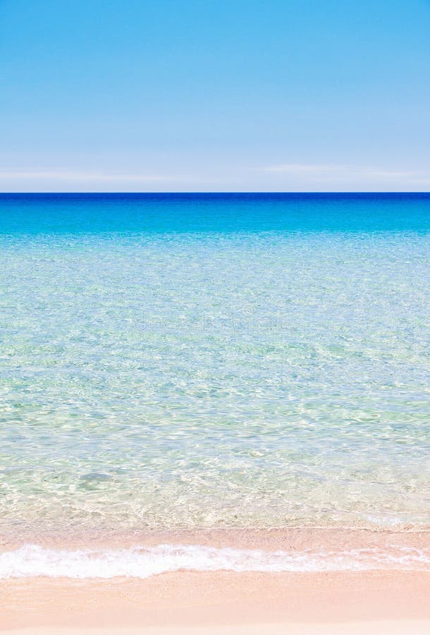 Ζωηρόχρωμη παραλία και ήρεμο ωκεάνιο υπόβαθρο στοκ φωτογραφία με δικαίωμα ελεύθερης χρήσης Ζωηρόχρωμη παραλία και ήρεμο ωκεάνιο υπόβαθρο στοκ φωτογραφία με δικαίωμα ελεύθερης χρήσης