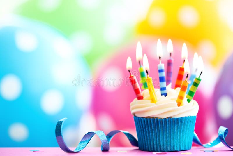 ζωηρόχρωμο cupcake γενεθλίων στοκ φωτογραφία
