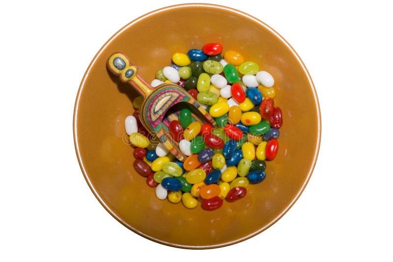 Ζωηρόχρωμο Jellybeans και ξύλινη σέσουλα στο κύπελλο στοκ εικόνες Ζωηρόχρωμο Jellybeans και ξύλινη σέσουλα στο κύπελλο στοκ εικόνες