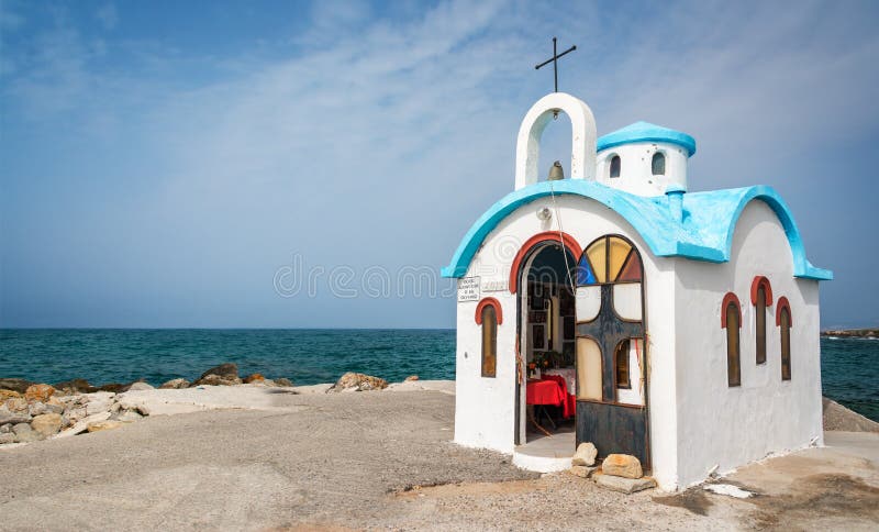 Ζωηρόχρωμο ελληνικό ορθόδοξο παρεκκλησι θαλασσίως κοντά σε Chania στην Κρήτη Ελλάδα στοκ εικόνες