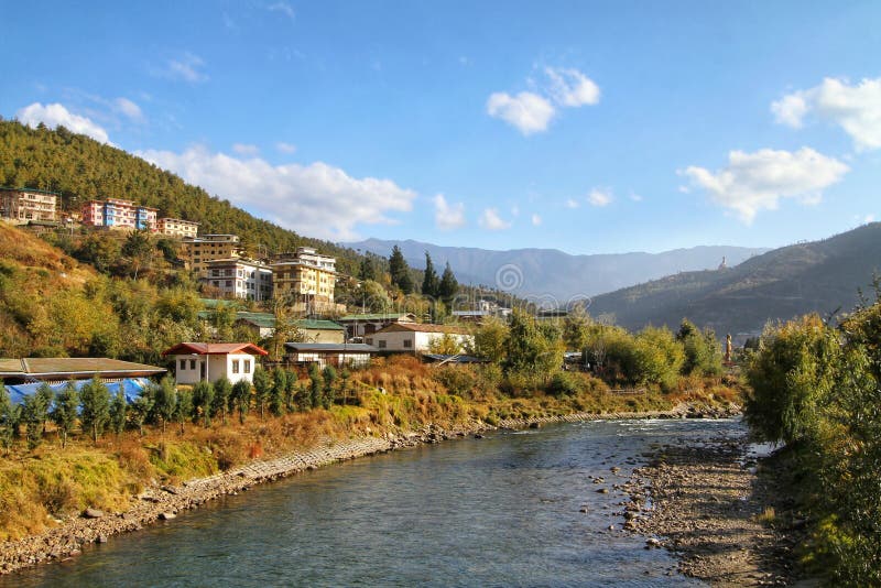Ζωηρόχρωμο παραδοσιακό Bhutanese ύφος που χτίζει το ν Thimphu, Μπουτάν στοκ εικόνες