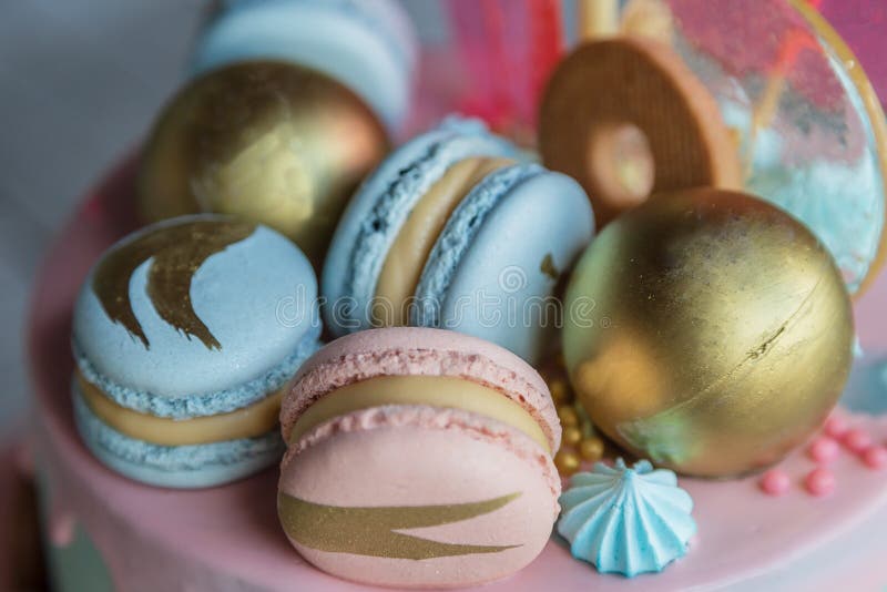 Ζωηρόχρωμο σπιτικό κέικ macarons στην πυραμίδα σε πολλά επίπεδα στοκ εικόνες με δικαίωμα ελεύθερης χρήσης