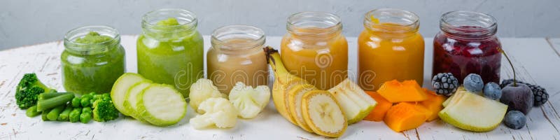 Ζωηρόχρωμοι πουρέδες παιδικών τροφών στα βάζα γυαλιού στοκ φωτογραφία Ζωηρόχρωμοι πουρέδες παιδικών τροφών στα βάζα γυαλιού στοκ φωτογραφία