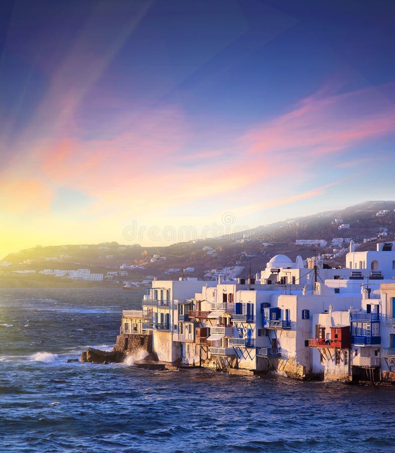 Ζωηρόχρωμος λίγη Βενετία του νησιού της Μυκόνου στο ηλιοβασίλεμα, Ελλάδα στοκ εικόνα με δικαίωμα ελεύθερης χρήσης Ζωηρόχρωμος λίγη Βενετία του νησιού της Μυκόνου στο ηλιοβασίλεμα, Ελλάδα στοκ εικόνα με δικαίωμα ελεύθερης χρήσης