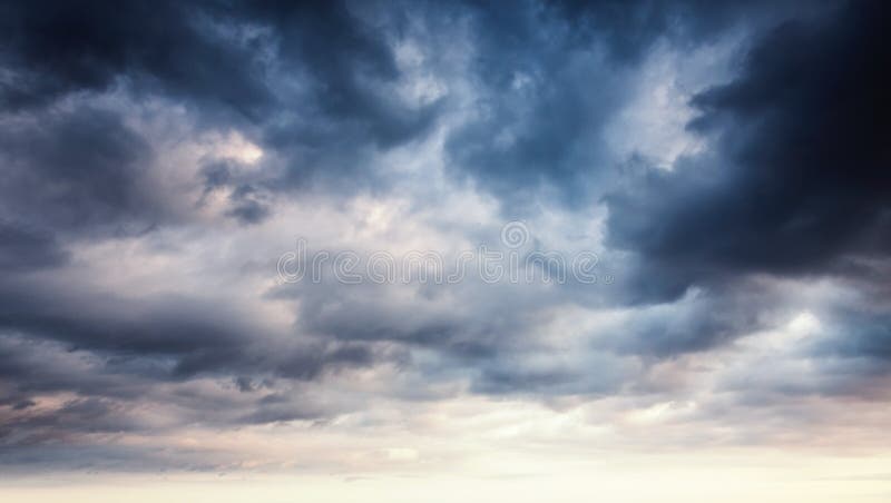 Ζωηρόχρωμος δραματικός ουρανός με τα σκοτεινά σύννεφα στοκ φωτογραφία με δικαίωμα ελεύθερης χρήσης
