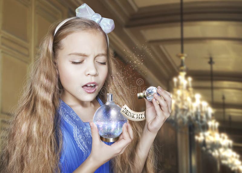 Η Alice στα ποτά χωρών των θαυμάτων από το μπουκάλι με τις λέξεις “με πίνει “ στοκ εικόνες Η Alice στα ποτά χωρών των θαυμάτων από το μπουκάλι με τις λέξεις “με πίνει “ στοκ εικόνες