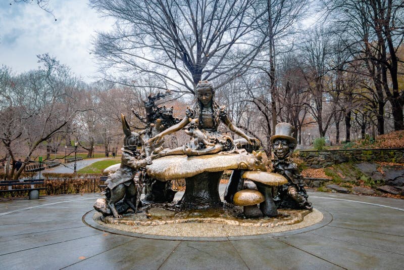 Η Alice στο γλυπτό χωρών των θαυμάτων στο Central Park - τη Νέα Υόρκη, ΗΠΑ