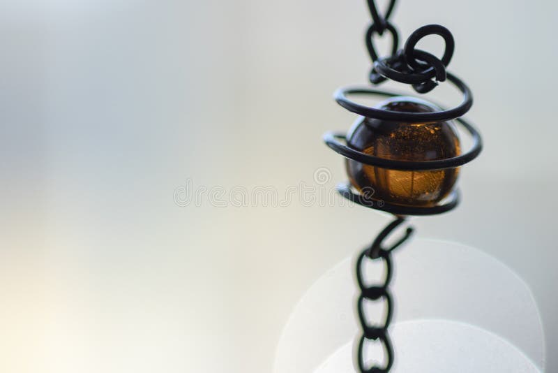 Η Amber η χάντρα γυαλιού στο sprial μέταλλο θέτοντας με το ουδέτερο υπόβαθρο στοκ εικόνες με δικαίωμα ελεύθερης χρήσης Η Amber η χάντρα γυαλιού στο sprial μέταλλο θέτοντας με το ουδέτερο υπόβαθρο στοκ εικόνες με δικαίωμα ελεύθερης χρήσης