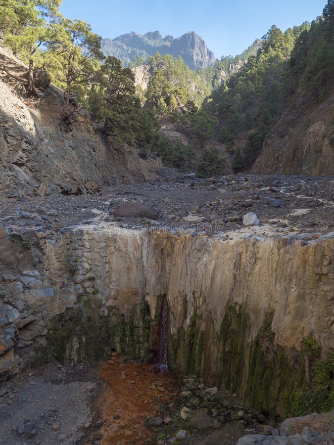 η cascada de colos είναι ένα μικρό ξηρότερο καταρράκτη σε έναν ηφαιστειακό κρατήρα στην caldera de taburiente το νερό είναι πολύχρ στοκ φωτογραφία με δικαίωμα ελεύθερης χρήσης