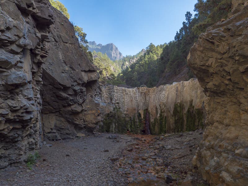 η cascada de colos είναι ένα μικρό ξηρότερο καταρράκτη σε έναν ηφαιστειακό κρατήρα στην caldera de taburiente το νερό είναι πολύχρ στοκ φωτογραφία με δικαίωμα ελεύθερης χρήσης