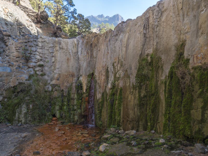 η cascada de colos είναι ένα μικρό ξηρότερο καταρράκτη σε έναν ηφαιστειακό κρατήρα στην caldera de taburiente το νερό είναι πολύχρ στοκ εικόνες