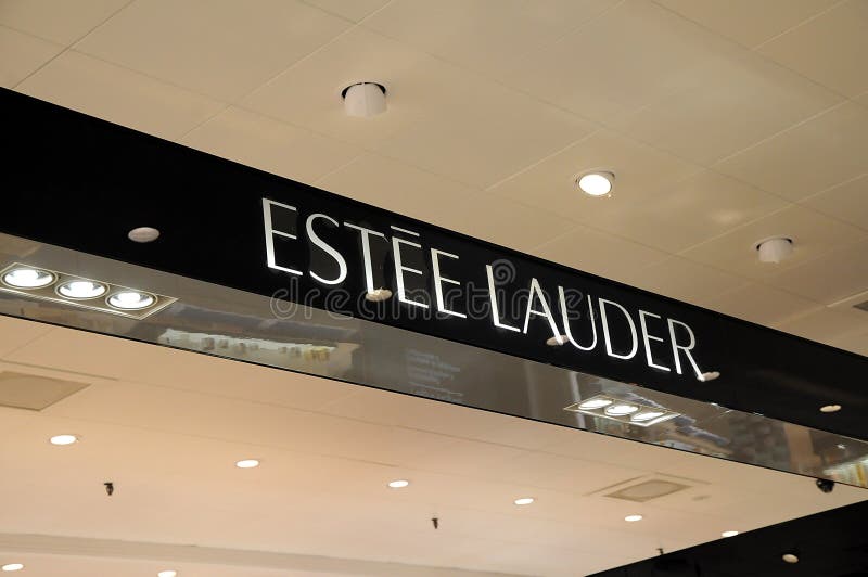 Η ESTEE LAUDER ΠΑΡΟΥΣΙΆΖΕΙ ΠΕΡΊΠΤΩΣΗ ΣΤΗΝ ΚΟΠΕΓΧΆΓΗ ΔΑΝΊΑ στοκ εικόνες Η ESTEE LAUDER ΠΑΡΟΥΣΙΆΖΕΙ ΠΕΡΊΠΤΩΣΗ ΣΤΗΝ ΚΟΠΕΓΧΆΓΗ ΔΑΝΊΑ στοκ εικόνες