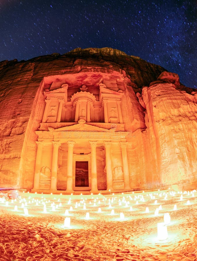 Η Petra τή νύχτα στοκ φωτογραφίες Η Petra τή νύχτα στοκ φωτογραφίες