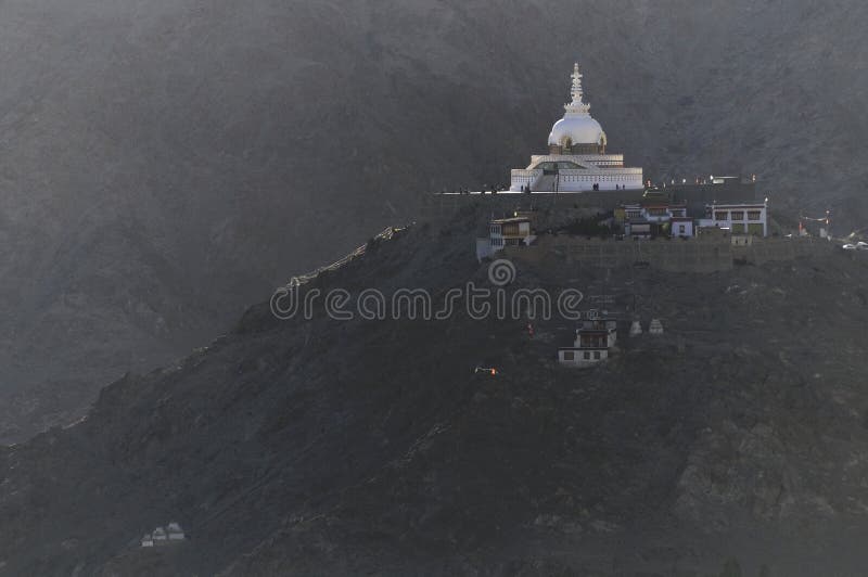 η shanti stupa είναι ένα από τα πιο διάσημα ορόσημα της λε στοκ φωτογραφία