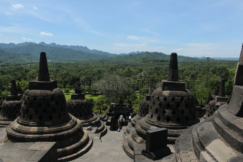 Η άποψη από την κορυφή του ναού Borobudur στοκ εικόνα Η άποψη από την κορυφή του ναού Borobudur στοκ εικόνα