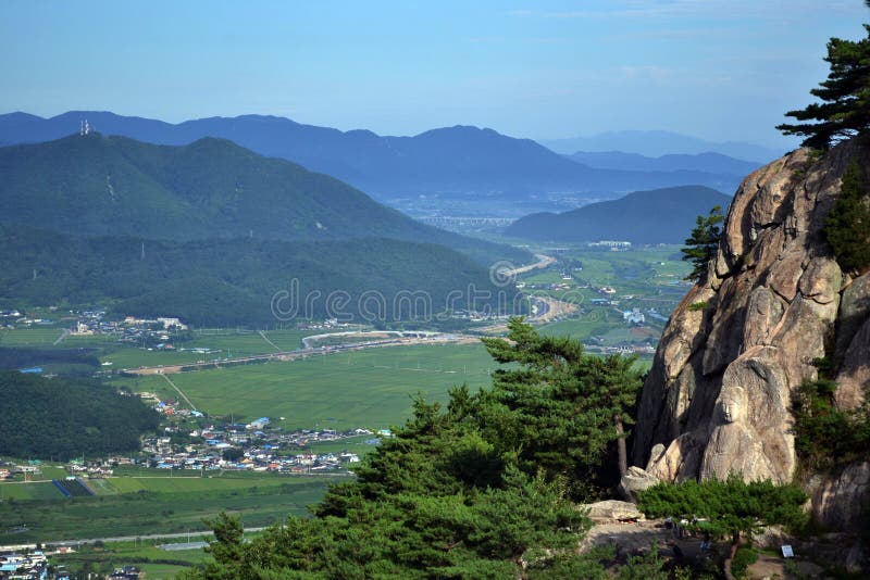 Η άποψη γύρω από το βουνό Namsan Εκεί ` s μια γλυπτική του Βούδα εάν στοκ εικόνες Η άποψη γύρω από το βουνό Namsan Εκεί ` s μια γλυπτική του Βούδα εάν στοκ εικόνες