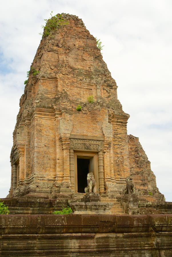 Η άποψη στις καταστροφές του ναού ανατολικού Mebon σε Siem συγκεντρώνει, Καμπότζη