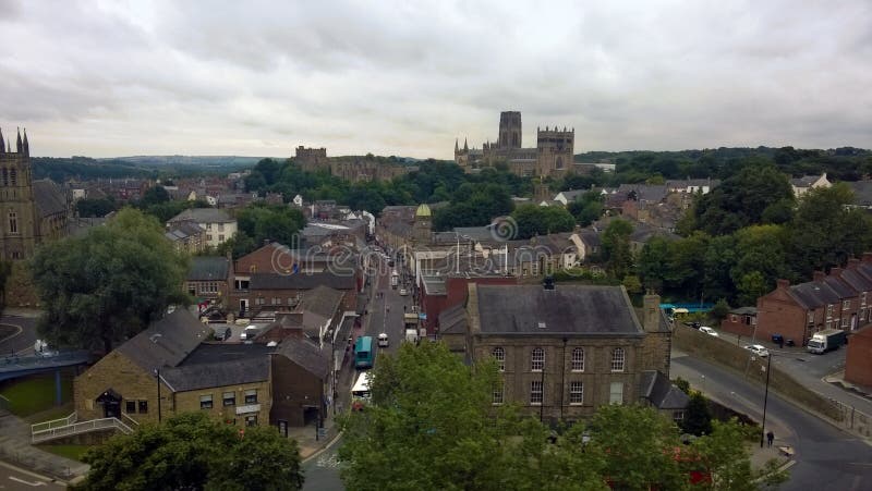 Η άποψη του Ariel της πόλης Durham που παρουσιάζει οδούς του παλαιού τούβλου στεγάζει τον καθεδρικό ναό και το κάστρο με τα δέντρ στοκ εικόνες με δικαίωμα ελεύθερης χρήσης Η άποψη του Ariel της πόλης Durham που παρουσιάζει οδούς του παλαιού τούβλου στεγάζει τον καθεδρικό ναό και το κάστρο με τα δέντρ στοκ εικόνες με δικαίωμα ελεύθερης χρήσης