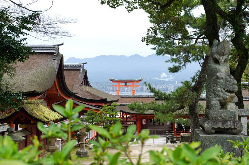 Η λάρνακα Itsukushima και το διάσημο μεγάλο torii Miyajima στοκ εικόνες με δικαίωμα ελεύθερης χρήσης Η λάρνακα Itsukushima και το διάσημο μεγάλο torii Miyajima στοκ εικόνες με δικαίωμα ελεύθερης χρήσης