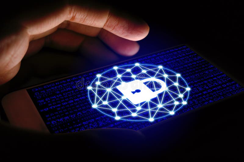 Η έννοια ασφάλειας Cyber, άτομο που χρησιμοποιεί το smartphone και προστατεύει το δίκτυο στοκ φωτογραφία με δικαίωμα ελεύθερης χρήσης