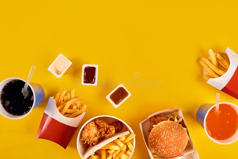 Η έννοια γρήγορου φαγητού με το λιπαρό τηγανισμένο εστιατόριο παίρνει έξω ως δαχτυλίδια κρεμμυδιών, burger, τηγανισμένες κοτόπουλ