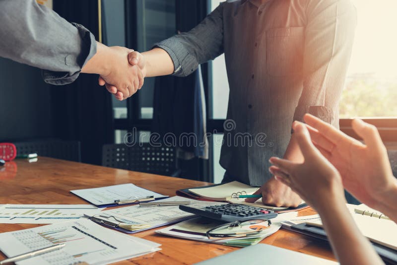 Η έννοια επιχειρήσεων και χρηματοδότησης του γραφείου που λειτουργεί, τίναγμα επιχειρηματιών παραδίδει την αίθουσα συνεδριάσεων στοκ φωτογραφία Η έννοια επιχειρήσεων και χρηματοδότησης του γραφείου που λειτουργεί, τίναγμα επιχειρηματιών παραδίδει την αίθουσα συνεδριάσεων στοκ φωτογραφία