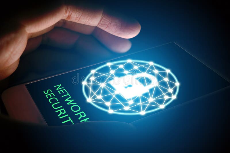 Η έννοια δικτύων ασφάλειας Cyber, άτομο προστατεύει το δίκτυο στο smartphon στοκ φωτογραφία Η έννοια δικτύων ασφάλειας Cyber, άτομο προστατεύει το δίκτυο στο smartphon στοκ φωτογραφία