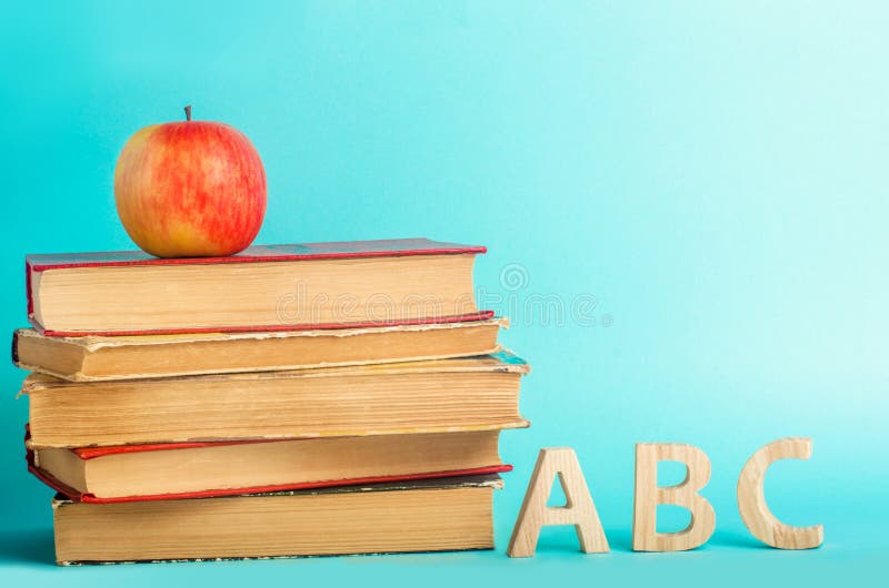 Η έννοια της εκπαίδευσης μήλο, βιβλία και alphabe, μπλε υπόβαθρο, θέση για το κείμενο, πίσω στο σχολείο, διάστημα αντιγράφων στοκ εικόνες Η έννοια της εκπαίδευσης μήλο, βιβλία και alphabe, μπλε υπόβαθρο, θέση για το κείμενο, πίσω στο σχολείο, διάστημα αντιγράφων στοκ εικόνες