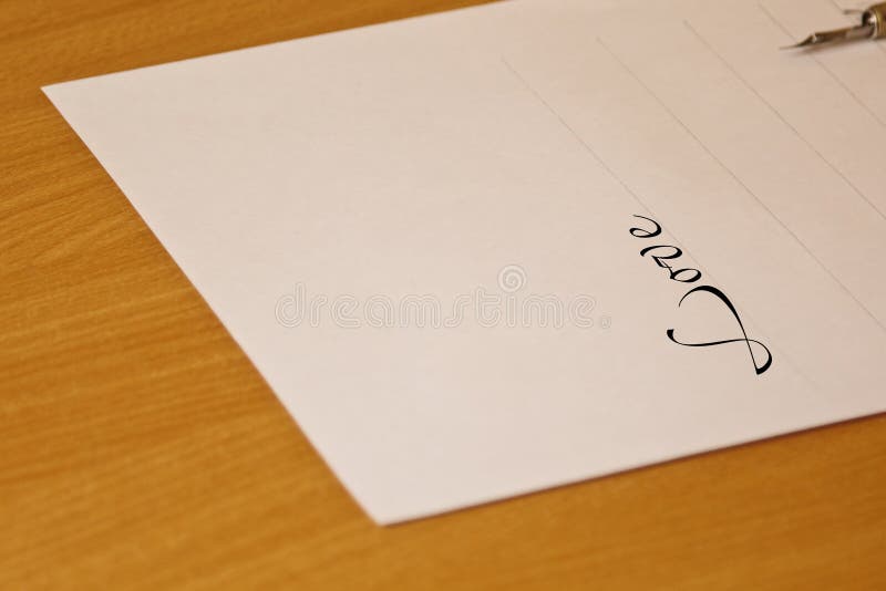 Η αγάπη λέξης γράφεται με μια ξύλινη μάνδρα μελανιού σε ένα φύλλο εγγράφου με τα λωρίδες που σύρονται χαρτικά σε μια ξύλινη στενή στοκ φωτογραφία με δικαίωμα ελεύθερης χρήσης Η αγάπη λέξης γράφεται με μια ξύλινη μάνδρα μελανιού σε ένα φύλλο εγγράφου με τα λωρίδες που σύρονται χαρτικά σε μια ξύλινη στενή στοκ φωτογραφία με δικαίωμα ελεύθερης χρήσης