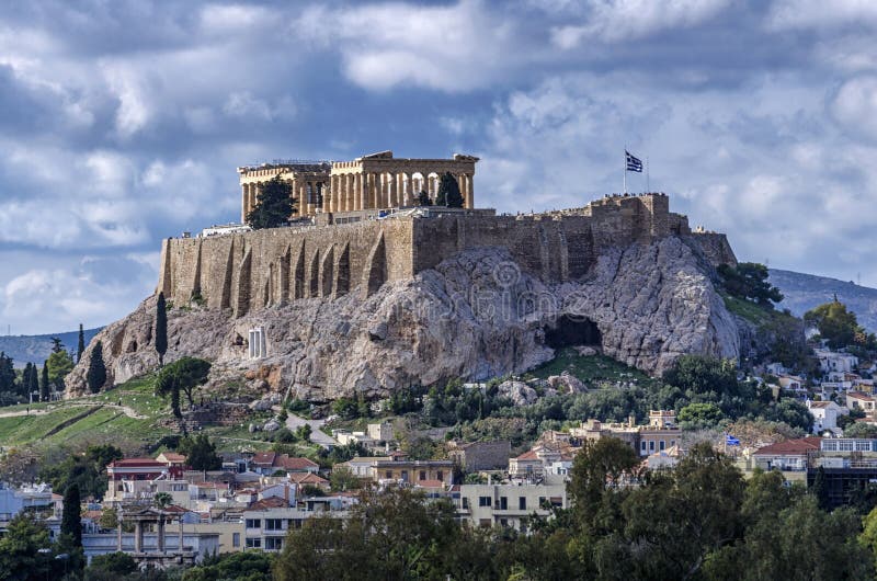 Η ακρόπολη της πόλης της Αθήνας στην Ελλάδα με το ναό Parthenon που αφιερώνεται στη θεά Αθηνά στοκ φωτογραφία με δικαίωμα ελεύθερης χρήσης Η ακρόπολη της πόλης της Αθήνας στην Ελλάδα με το ναό Parthenon που αφιερώνεται στη θεά Αθηνά στοκ φωτογραφία με δικαίωμα ελεύθερης χρήσης