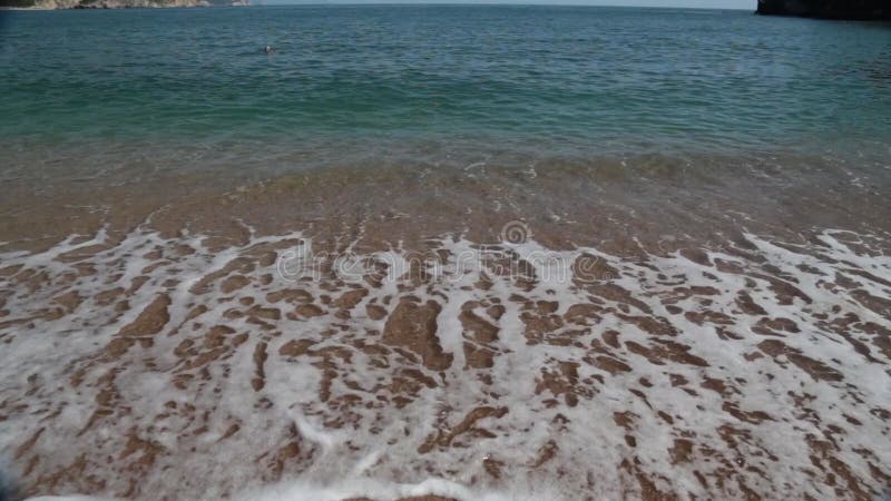 Η ακτή, η παραλία της Αδριατικής, τοπίο με τις απόψεις του θερέτρου του budva απόθεμα βίντεο Η ακτή, η παραλία της Αδριατικής, τοπίο με τις απόψεις του θερέτρου του budva απόθεμα βίντεο